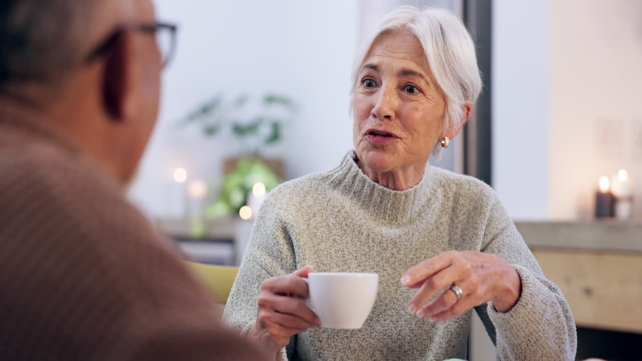 성숙한 커피 또는 행복한 커플 토스트 집에서