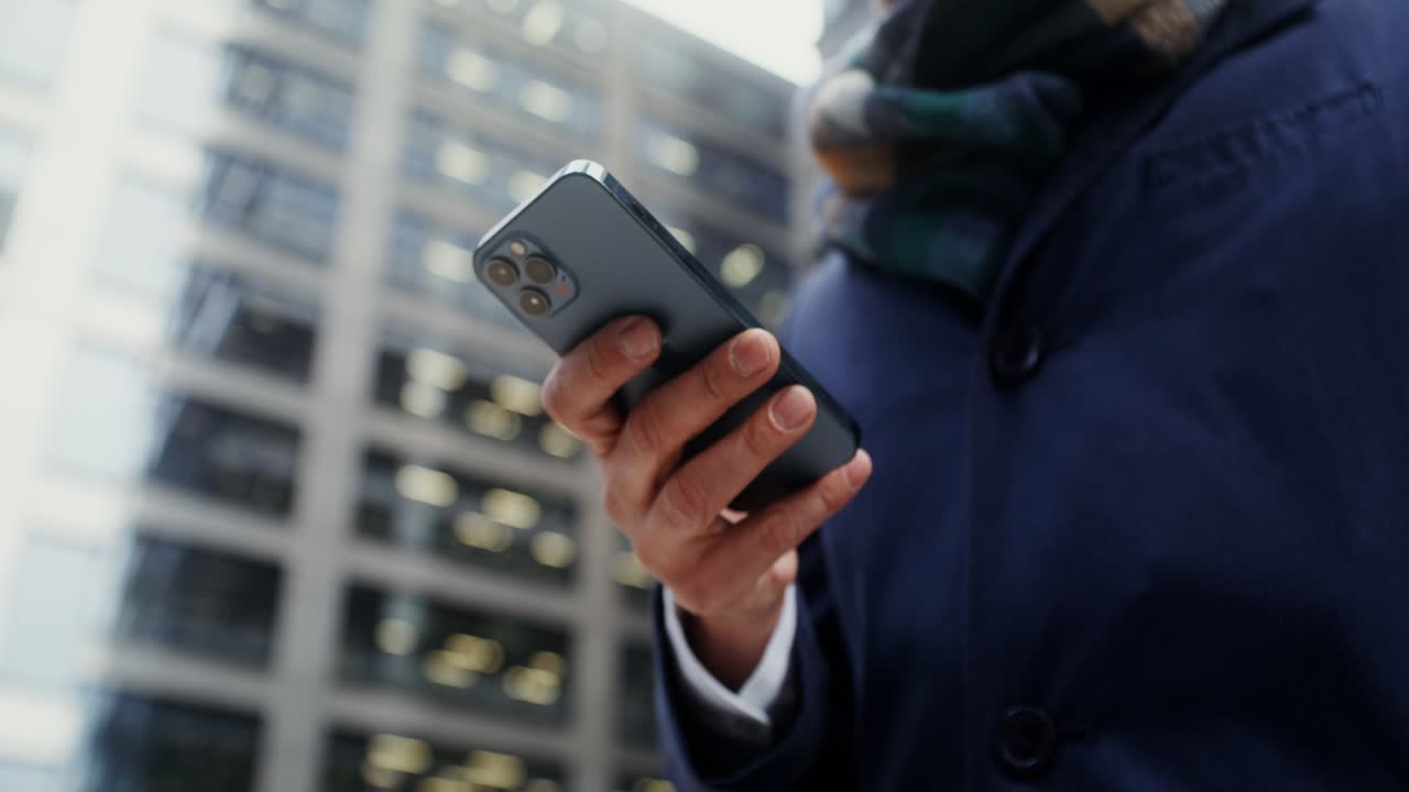Uomo che usa lo smartphone in città