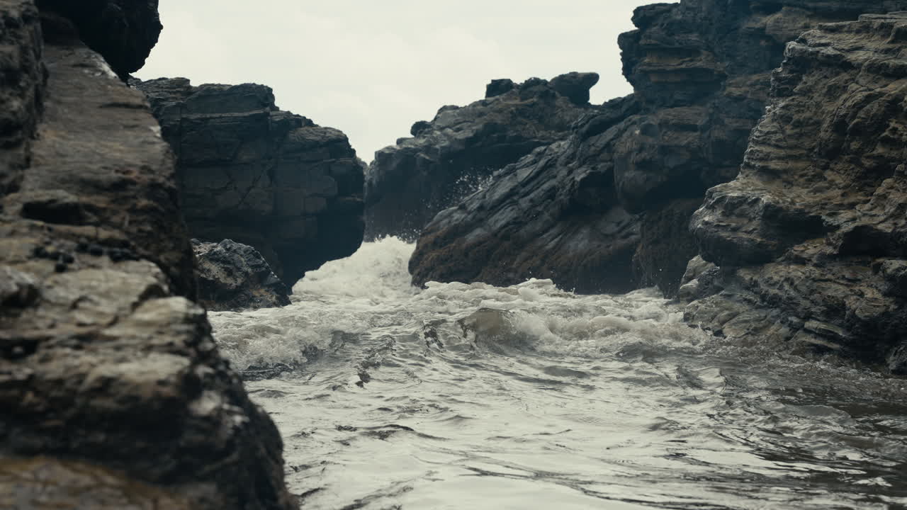 바위 가 있는 해안선 에 부히는 파도