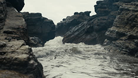 las olas chocando contra la costa rocosa