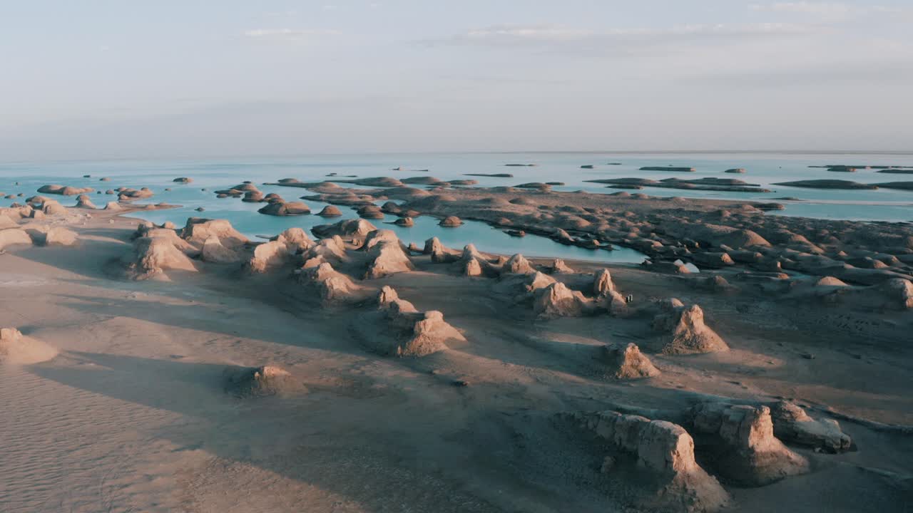 중국 칭하이 성의 암석이 있는 사막, 공중 돌리