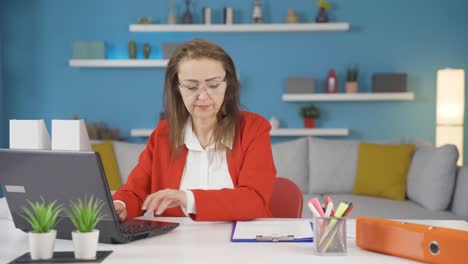 trabajadora de oficina en casa trabajando en una computadora portátil.