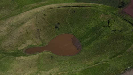 Luftaufnahme-Um-Die-Braune-Vulkanlagune-Im-Costa-Rica-Tal,-4K-Drohne