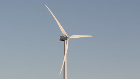turbina eólica en movimiento al atardecer