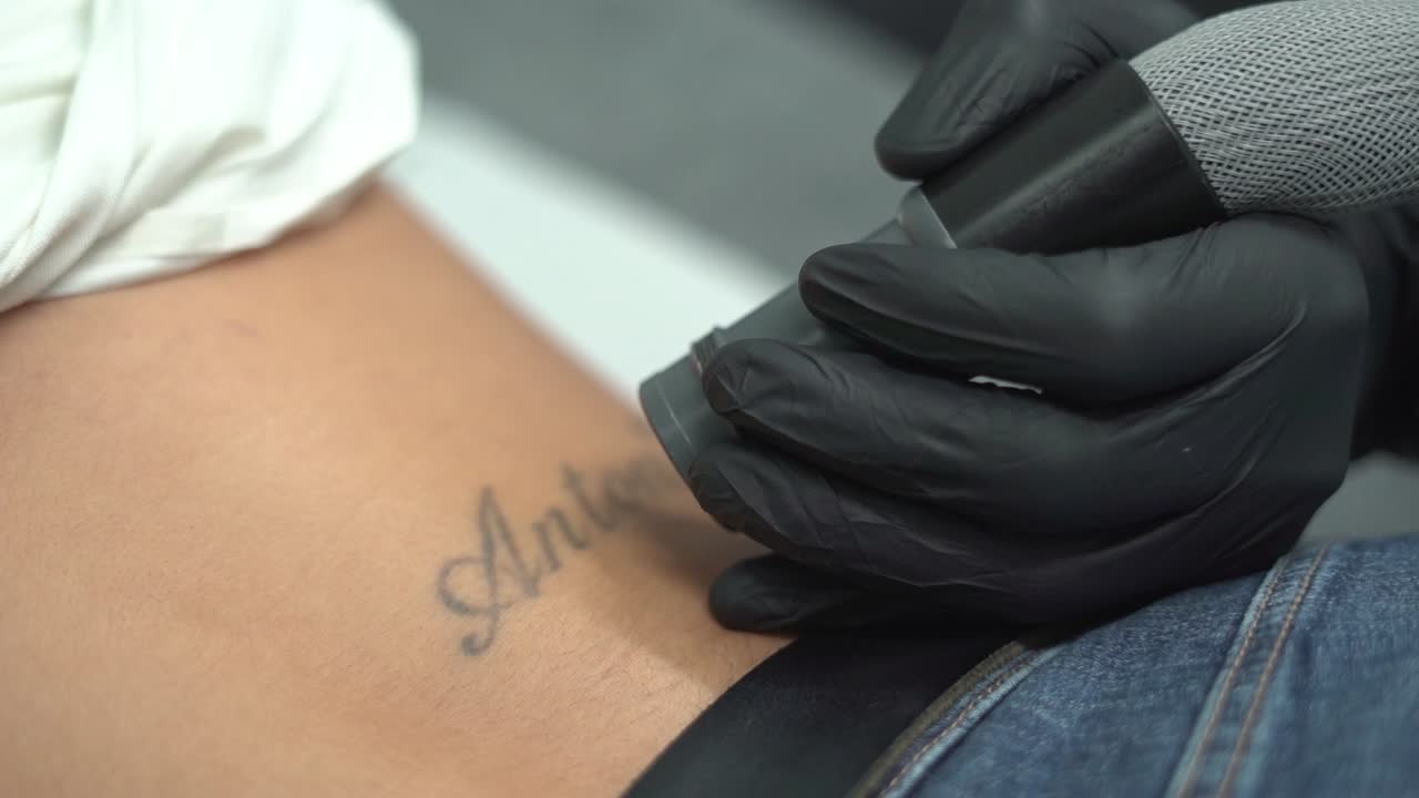 quitar el tatuaje de la mujer, borrarlo o borrarlo