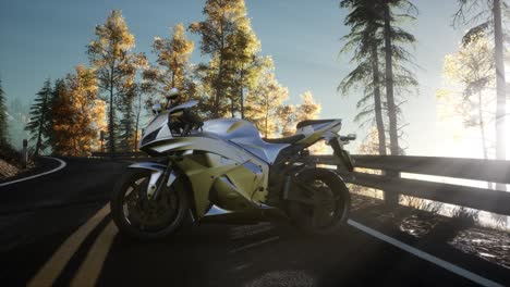 Sportbike-Auf-Drei-Straßen-Im-Wald-Mit-Sonnenstrahlen