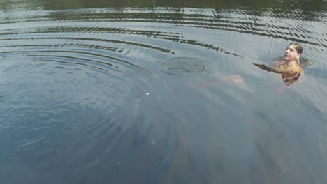 一名年轻人在湖中游泳