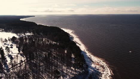 Drohnenflug-über-Das-Meer-Im-Winter-Gefrorene-Felsen-An-Der-Küste