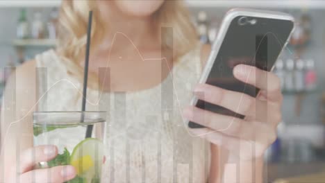 animación de estadísticas y procesamiento de datos financieros sobre mujeres caucásicas que usan teléfonos inteligentes en la tienda