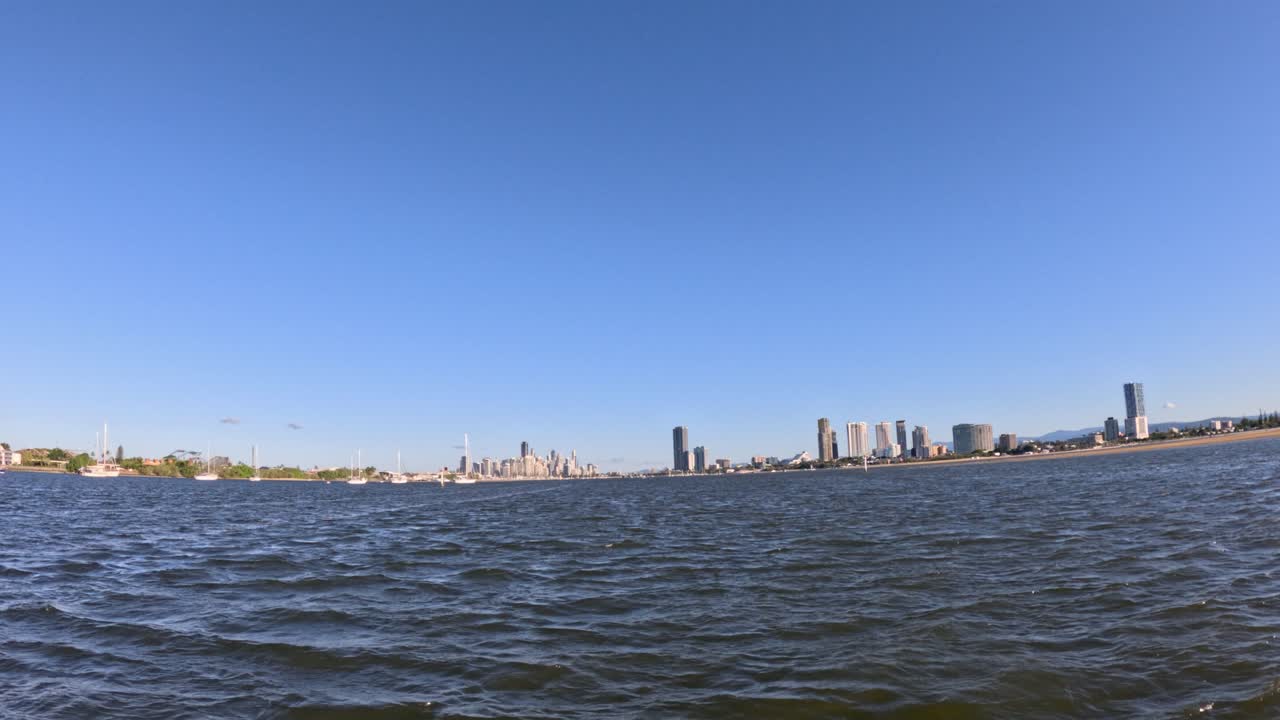 골드 코스트 스카이라인과 물을 보여주는 보트 타기