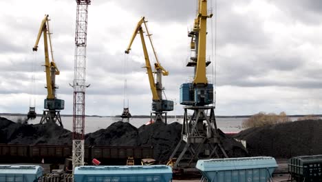 descarga de carbón en el puerto de vyborg. trabajo de grandes grúas