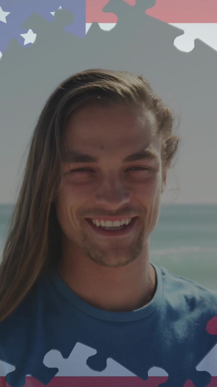 Puzzle su bandiera americana con ritratto di uomo caucasico sorridente in spiaggia