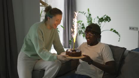 La-Joven-Esposa-Le-Trajo-El-Pastel-De-Cumpleaños-Con-Una-Gran-Vela-Brillante-A-Su-Marido.