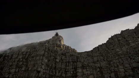 fahrt mit der seilbahn hinauf zu den hohen bergen rund um kapstadt in südafrika bei sonnenaufgang