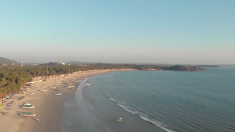 playa de arena de palolem y mar en calma, goa, india