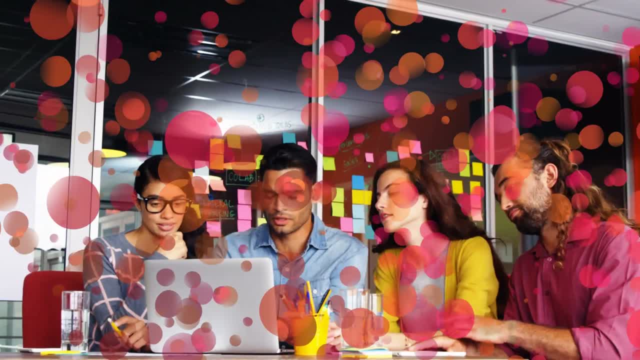 컴퓨터 에서 함께 토론 하고 일 하는 사업가 들 의 전면적 견해