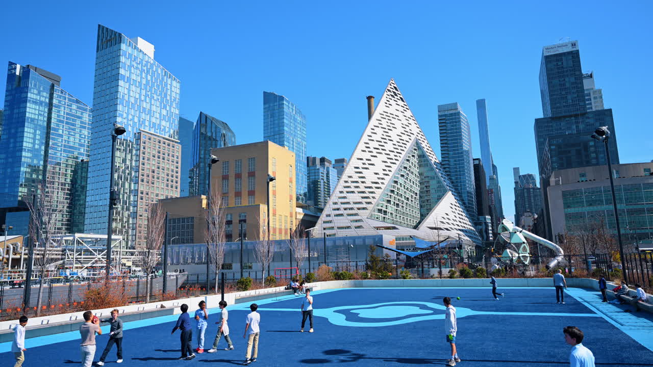 New York, Hoa Kỳ, ngày 26 tháng 3 năm 2026: Kiến trúc tòa nhà kim tự tháp hiện đại và sân chơi ở New York. Các tòa nhà dân cư cao tầng bao gồm VIA 57 West với sân thể thao màu xanh ở tiền cảnh.