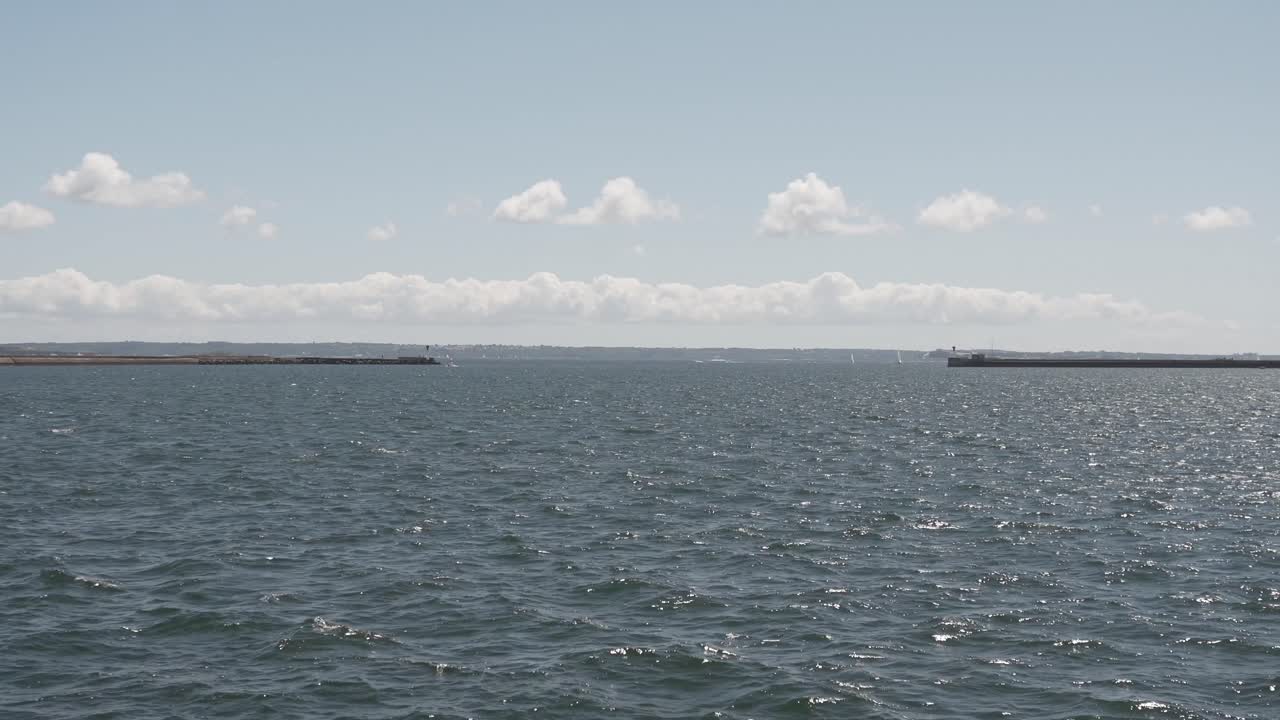 푸른 하늘과 함께 바다 쪽