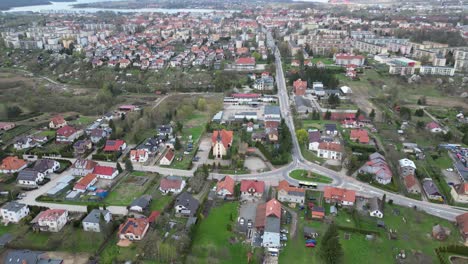 Vista-De-Drone-De-Un-Pequeño-Pueblo-Con-Una-Iglesia-En-Las-Afueras