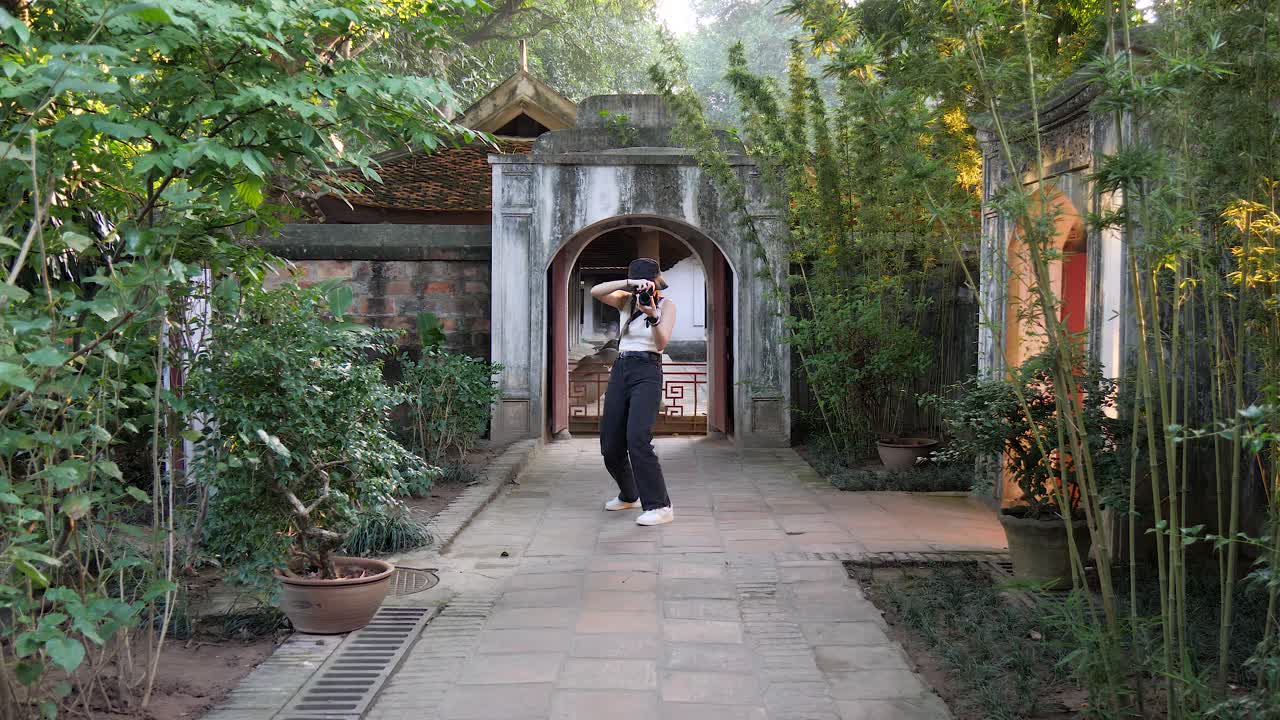 jóvenes creativos asiáticos en el lugar inclinándose para capturar una imagen de retrato