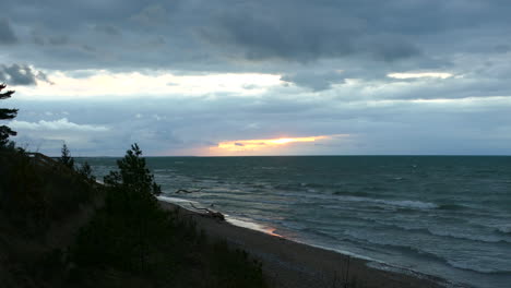 Cielo-Nublado-Al-Atardecer-Sobre-El-Lago-Erie-En-Ontario,-Canadá-Con-Viento-Y-Olas