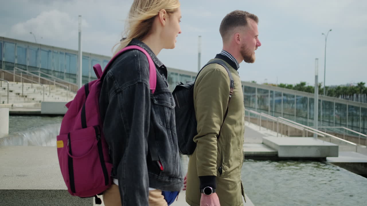 도시 환경 에서 산책 하는 부부