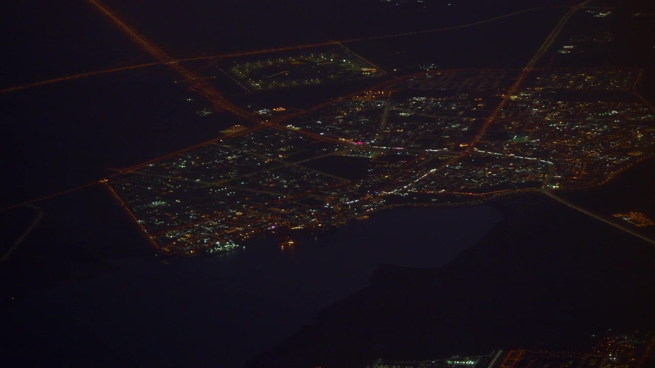 Una vista aerea di una città di notte