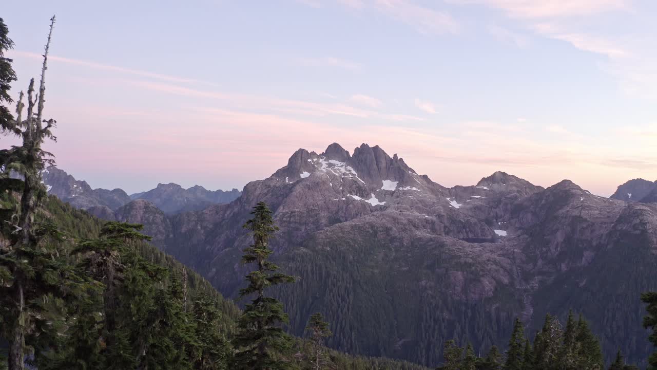 disparo de un avión no tripulado de triple pico