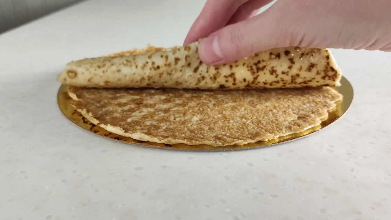 panqueques delgados en la mesa de mármol