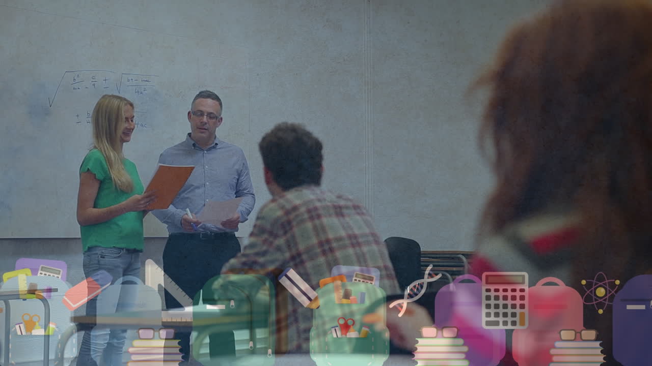 animación de bolsas escolares e iconos educativos sobre maestros y estudiantes caucásicos en clase