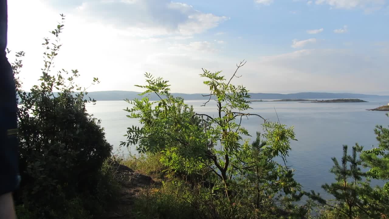 하이킹하는 여성, 호수를 바라보기 위해 멈춤