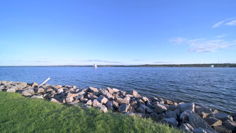 velero por la playa barrie ontario justo al atardecer 4k