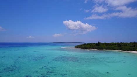 Isla-Intacta-En-El-Atolón-De-Maldivas,-Perfección-En-La-Naturaleza,-Carretilla-Aérea-Delantera-4k