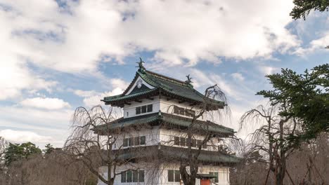 Timelapse-Medio-Del-Famoso-Castillo-De-Hirosaki-Con-Nubes-Que-Se-Mueven-Rápidamente