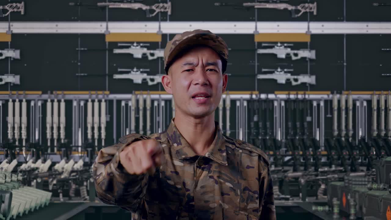close up tentara pria Asia berteriak ke kamera di Gudang Senjata Militer