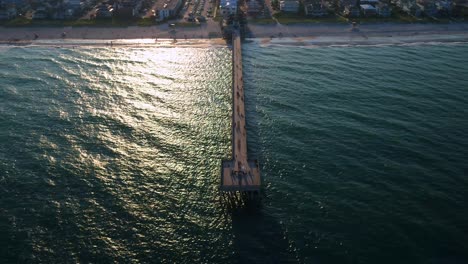 Zumbando-Sobre-Un-Muelle-De-Pesca-Público-En-Wrightsville,-Carolina-Del-Norte,-Revelando-La-Bahía-Trasera