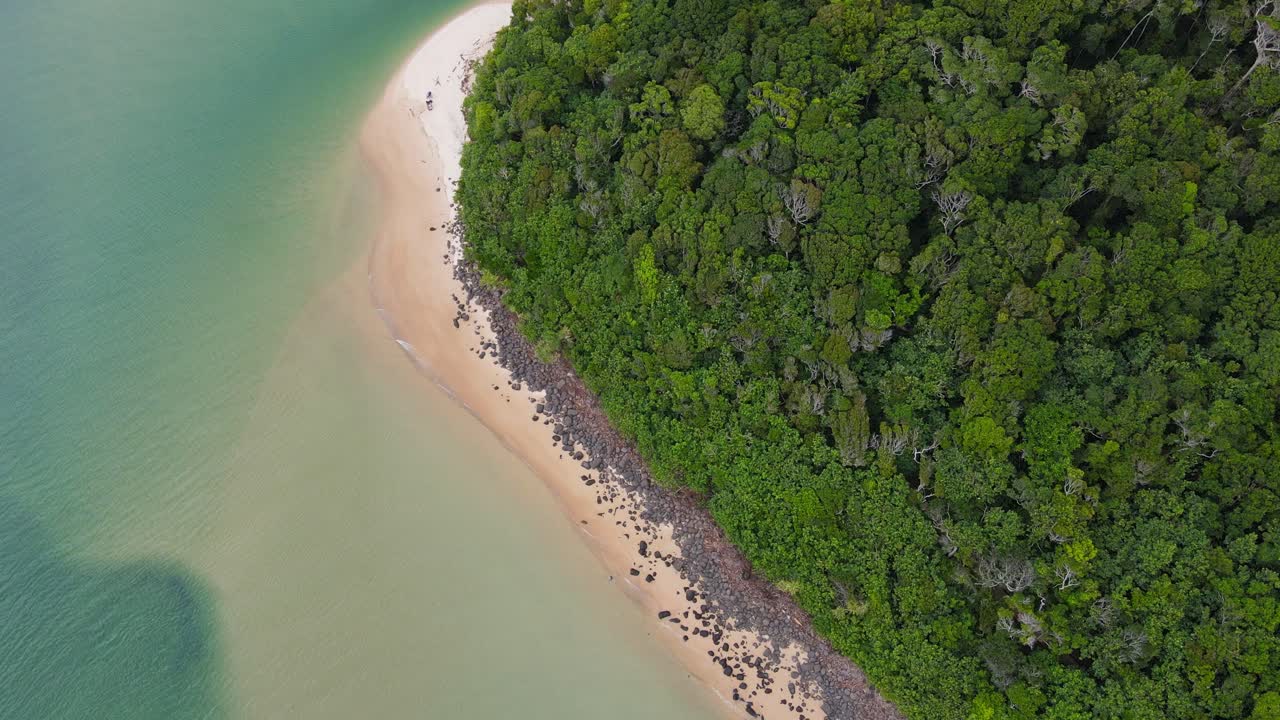 오스트레일리아에 있는 톨레버제라 크릭의 모래사장과 벌리 산의 푸른 숲에 있는 푸른 수경의 도로 교량