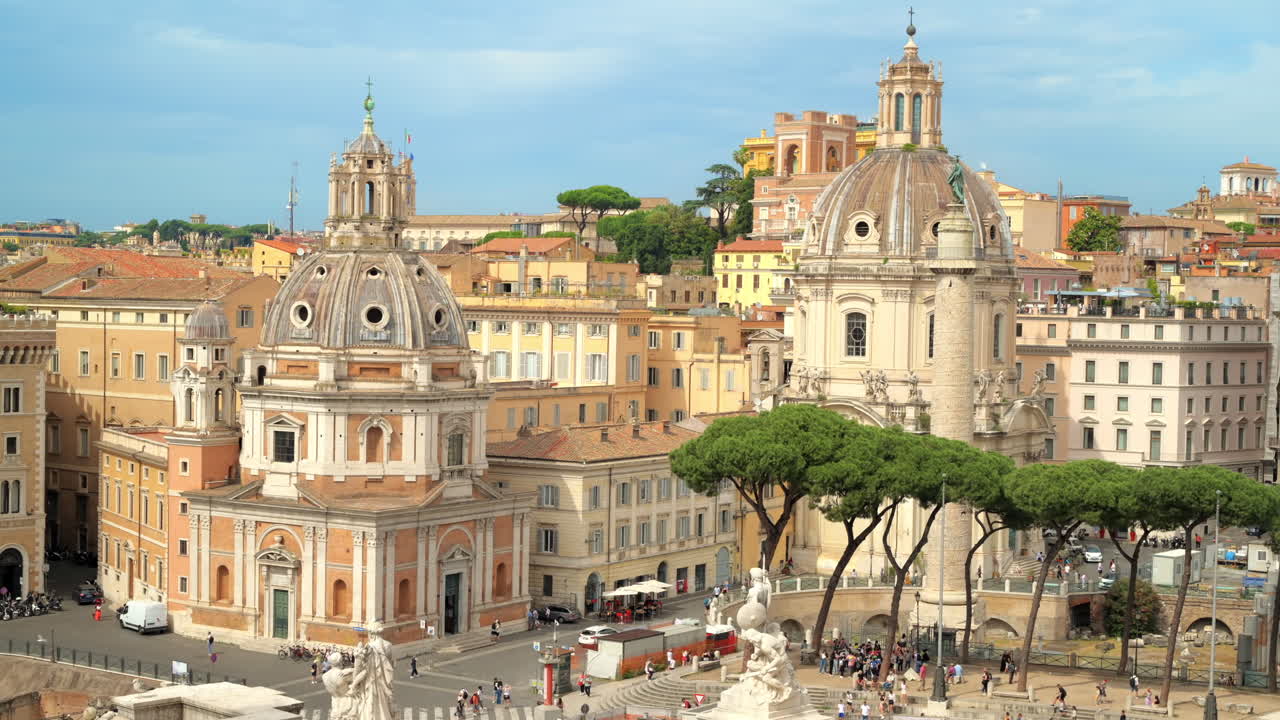 Vista in timelapse di Piazza Venezia dal Monumento a Vittorio Emanuele II situato nel centro di Roma, Italia. Molte persone a piedi, auto in movimento e antichi edifici classici.