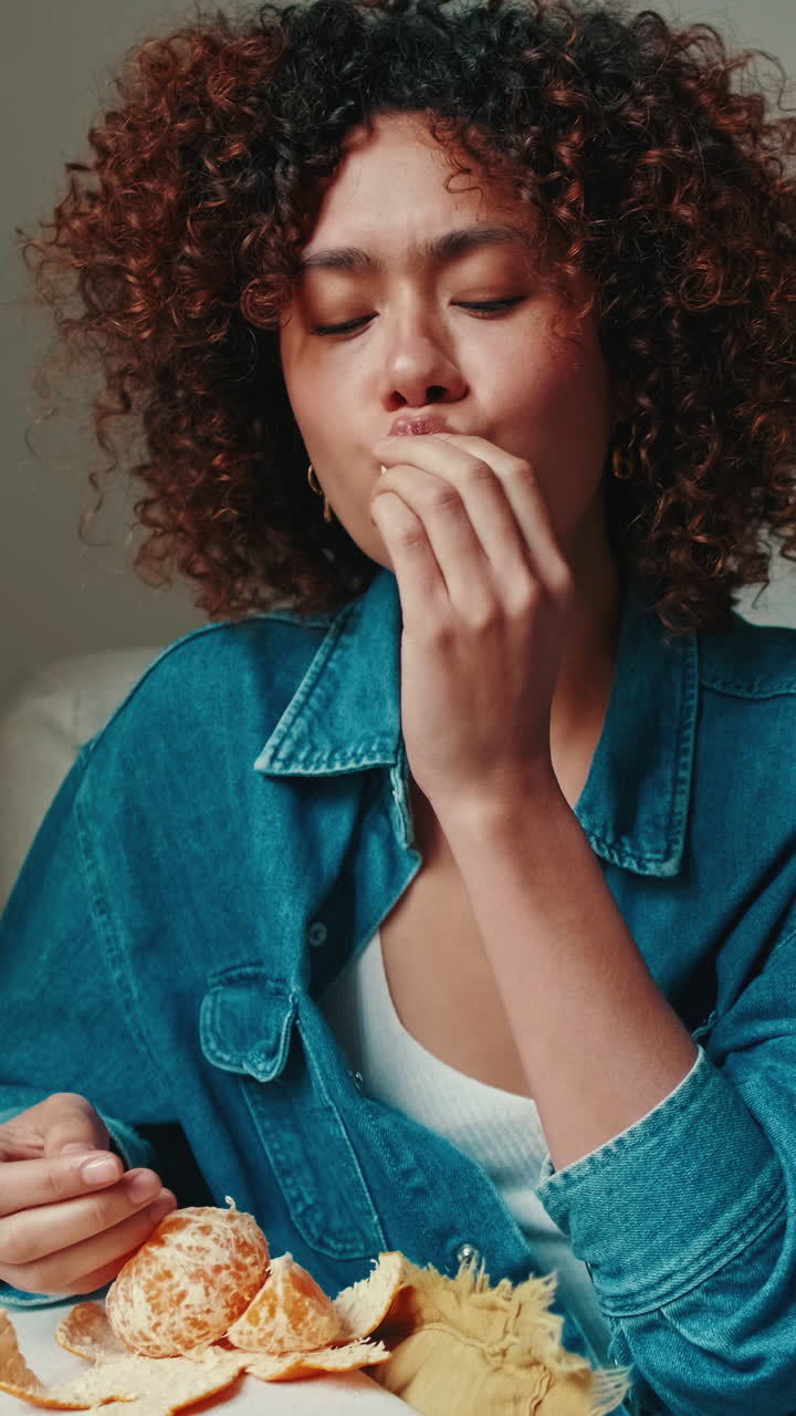 Mujer comiendo naranja