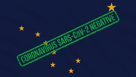 el estado de alaska de los estados unidos balancea la bandera con el sello verde de la libertad del coronavirus, bucle