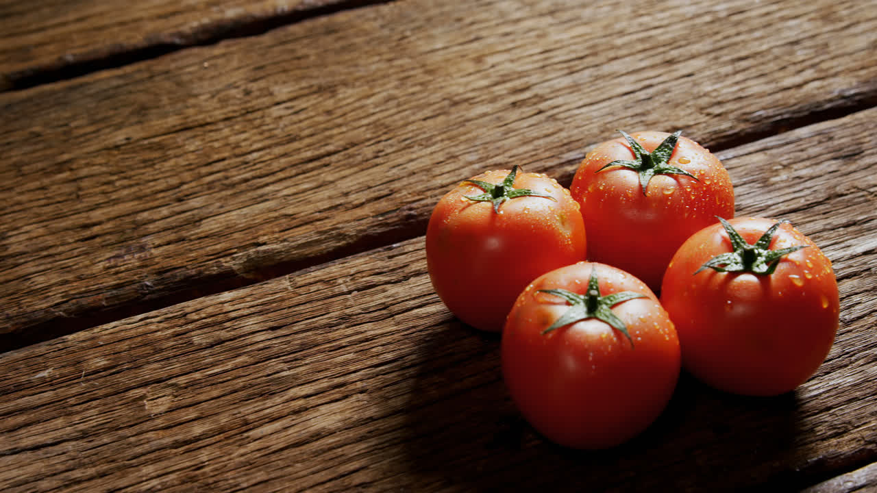 나무 테이블 4k에 신선한 토마토