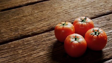 tomates frescos en la mesa de madera 4k