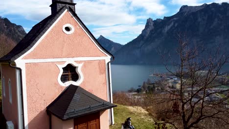 Encantadora-Kalvarienkapelle-Con-Lago-Traunsee-Y-Kalvarienberg-En-La-Serena-Región-De-Salzkammergut,-Alta-Austria