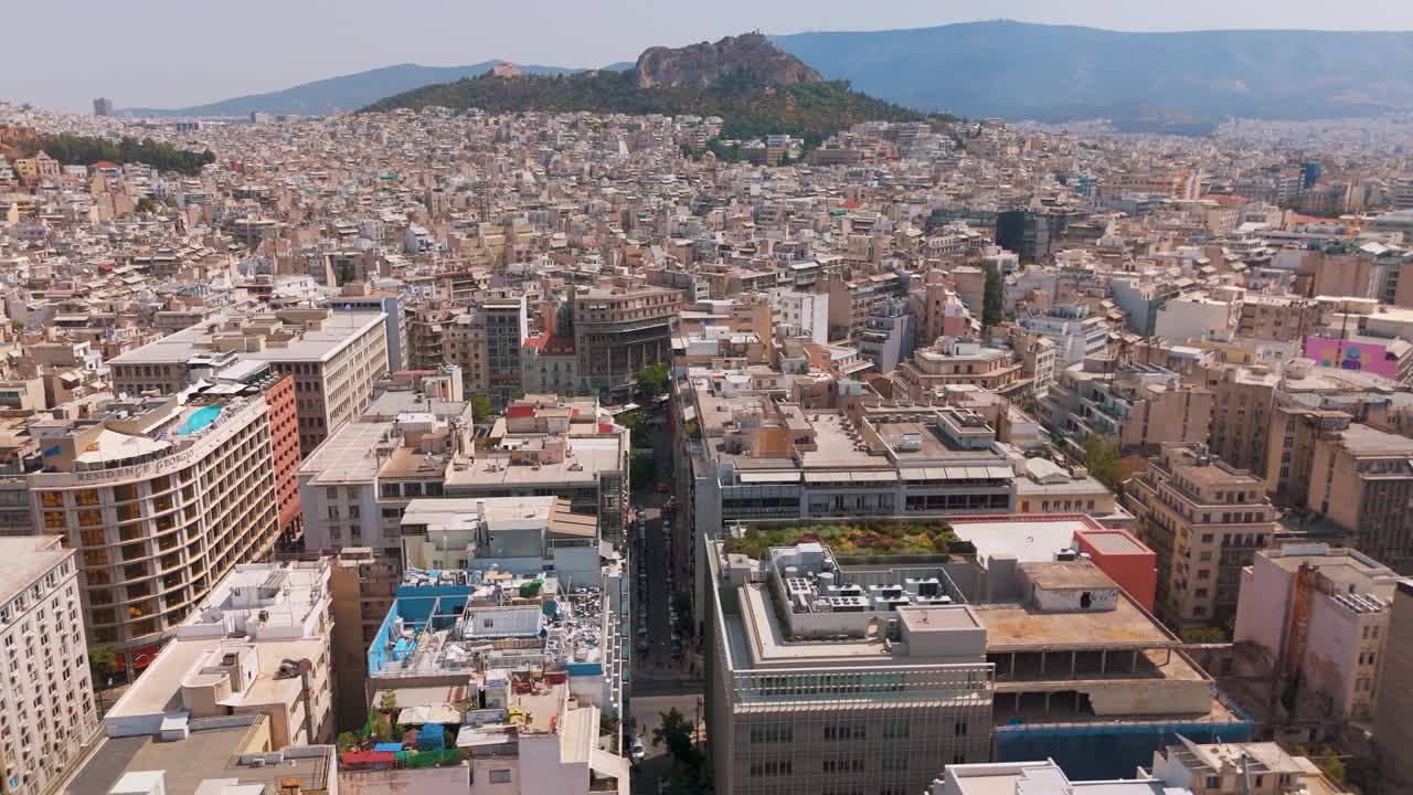 Vista di un giardino pensile ad Atene con il paesaggio urbano sotto un cielo sereno.