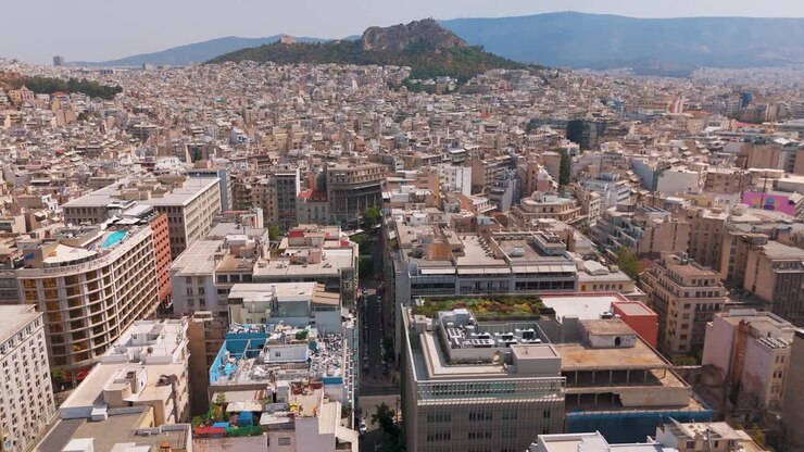 Vista di un giardino pensile ad Atene con il paesaggio urbano sotto un cielo sereno.