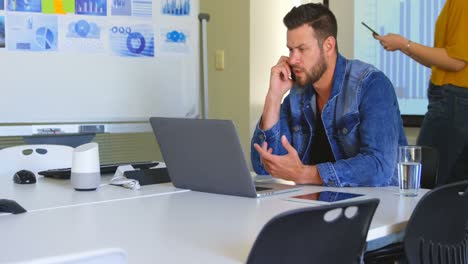 Junger-Kaukasischer-Geschäftsmann,-Der-Im-Modernen-Büro-4K-Mit-Dem-Mobiltelefon-Spricht