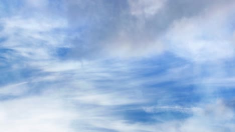 Weiße-Wolken-Bewegen-Sich-Am-Klaren-Blauen-Himmel