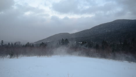 vientos azotando la nieve a lo largo de las montañas