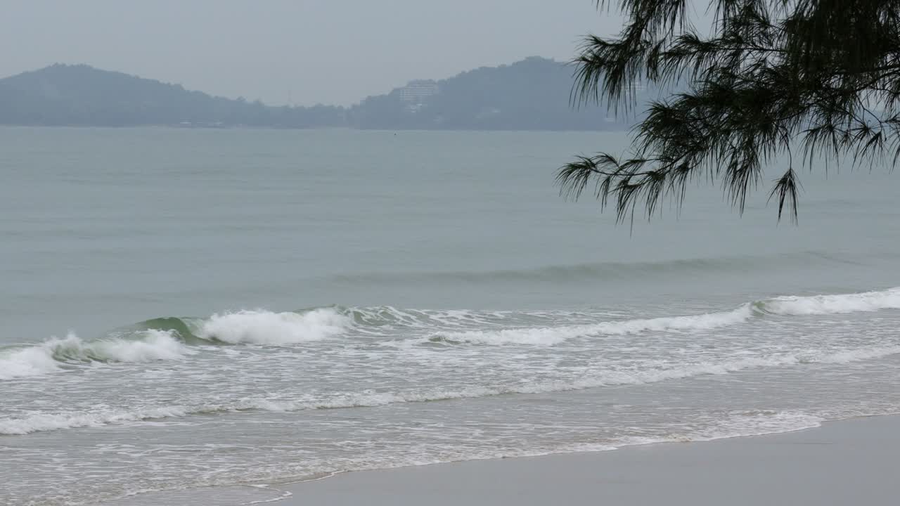 레이옹 해변은 비가 내리고 강한 파도가 강한 바람과 함께 구름이 많은 비가 오는 계절입니다.