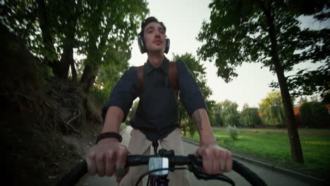 hombre en bicicleta en el parque